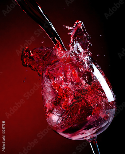Naklejka samoprzylepna Czerwone wino wlewa się do kieliszka