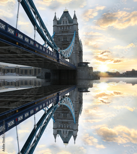 Plakat na papierze fotorealistycznym Tower Bridge w Londynie, Wielka Brytania