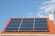 eine Solaranlage auf einem Wohnhausdach