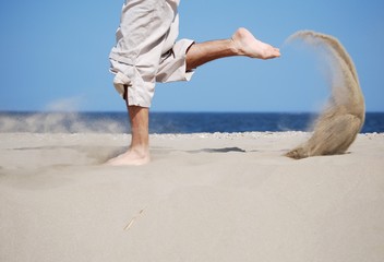 ragazzo che corre al mare