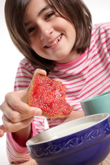 adolescente sorridente fa colazione