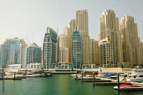miasto-scape-w-lecie-panoramiczna-scena-dubaj