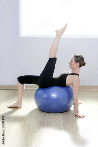 Naklejka samoprzylepna Pilates kobieta stabilności piłkę siłownia fitness joga
