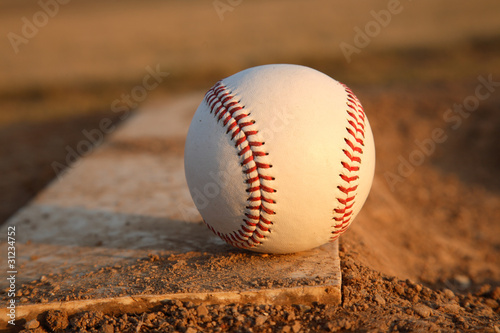 Board z aluminiowym obramowaniem Baseball na kopcach miotaczy gumowych