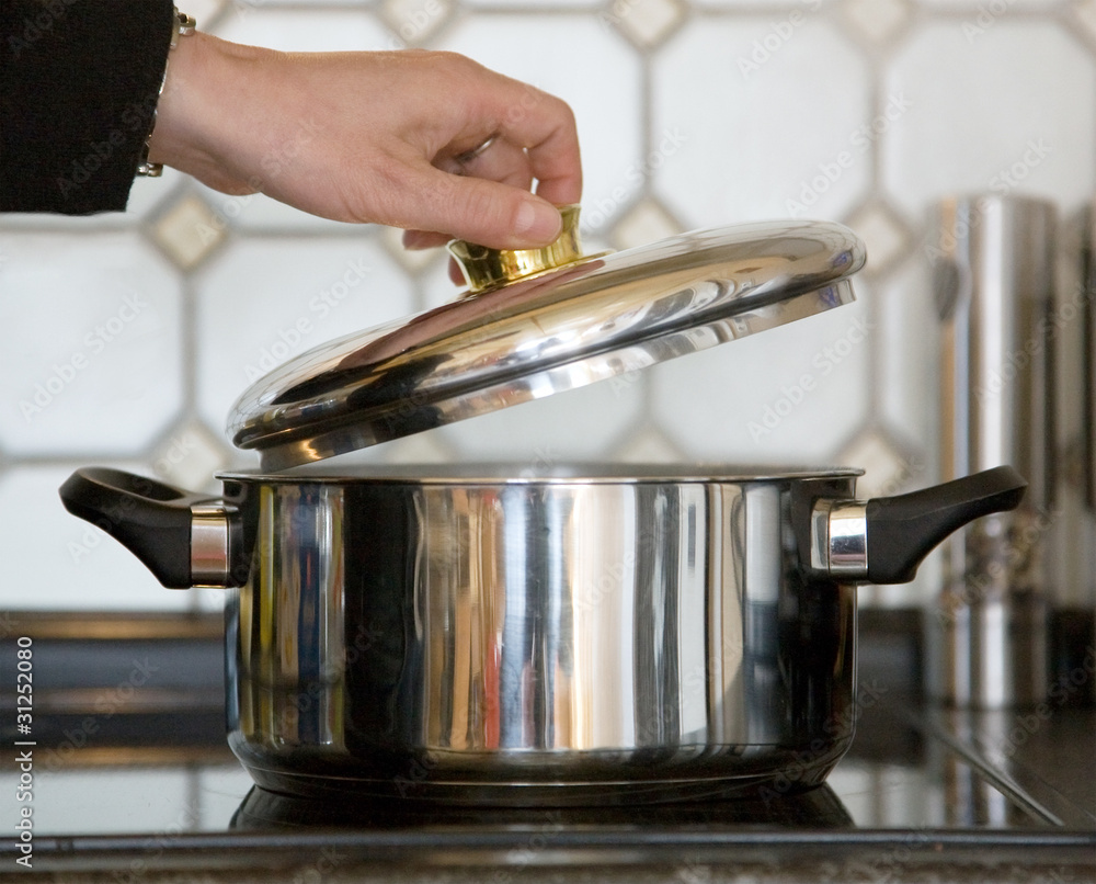 kochen topf deckel hand wasserdampf energiebewußt Stock Photo