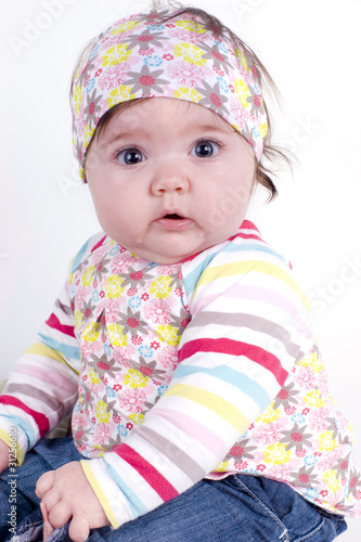 Bebe De 5 Mois Avec Un Bandeau Dans Les Cheveux Stock Photo Adobe Stock Bebe De 5 Mois Avec Un Bandeau Dans Les Cheveux Stock Photo Adobe Stock