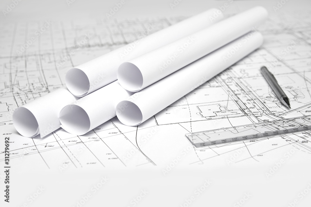 ołówek i rulony na białym planie budowy architektonicznym - obrazy, fototapety, plakaty 