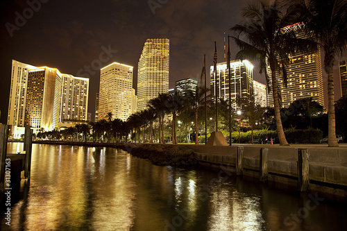Plakat na papierze fotorealistycznym Miami Bayfront w nocy