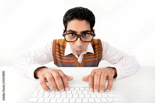 Mann Am Computer Mit Brille Lustig Stock Foto Adobe Stock