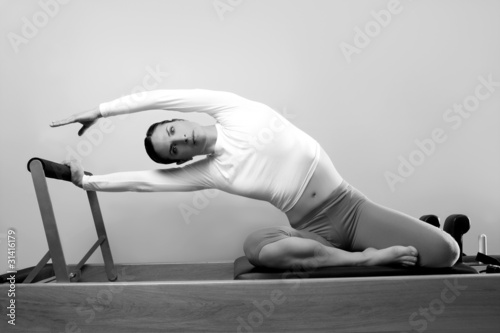 Naklejka samoprzylepna Czarno-biały pilates kobieta sport fitness portret