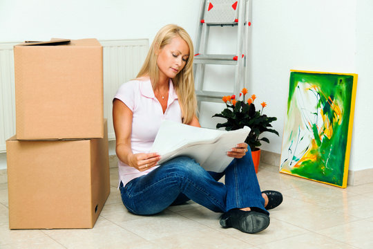 Frau beim in neue Wohnung