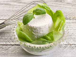 Canvas Print - ricotta with basil and lettuce- ricotta basilico e insalata