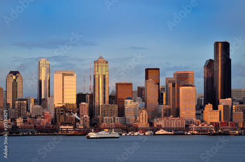 Cuadros en Lienzo Seattle downtown skyline at dusk viewed from Hamilton park