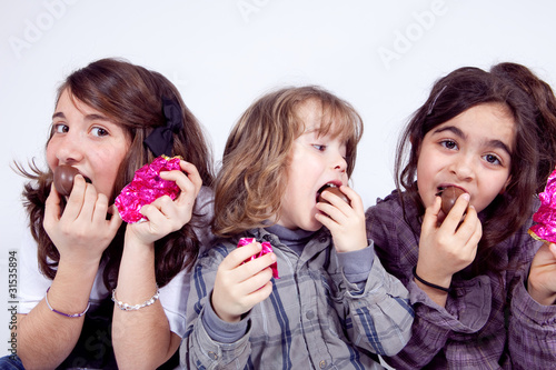 Trois Enfant Qui Mange Du Chocolat De Paques Stock Photo Adobe Stock Trois Enfant Qui Mange Du Chocolat De Paques Stock Photo Adobe Stock
