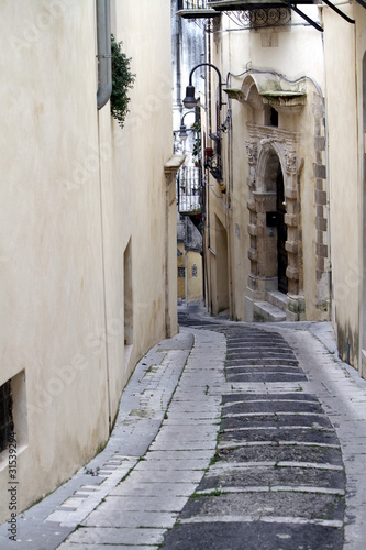 Naklejka dekoracyjna strada in discesa tra le vie di Modica antica