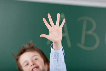 Poster - kleiner junge zeigt fünf finger