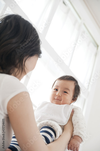 母親の膝の上で抱っこされる赤ちゃん Stock 写真 Adobe Stock 母親の膝の上で抱っこされる赤ちゃん Stock 写真 Adobe Stock