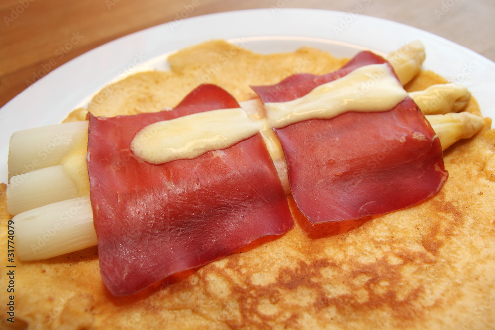 Stock-Foto „Spargel mit Pfannkuchen, Schinken und Bündnerfleisch ...