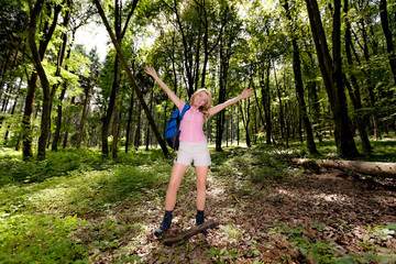 Frau in Natur beim Wandern