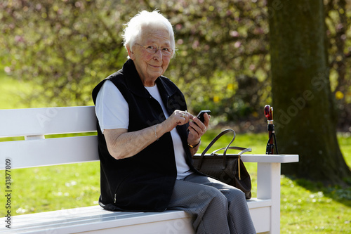 Nette Alte Dame Mit Telefon Sitzend Auf Bank 3 Kaufen Sie Dieses Foto Und Finden Sie Ahnliche Bilder Auf Adobe Stock Adobe Stock