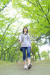 © studiopure - 散歩する女性