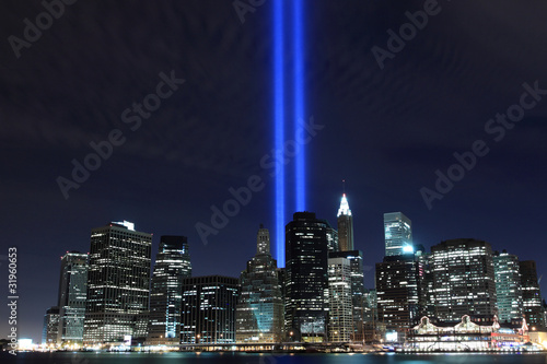 Fotografía Lower Manhattan Skyline and the Towers Of Lights