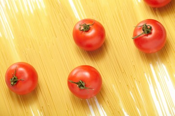 Raw spaghetti and  fresh tomatoes