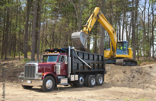 Zdjęcie XXL Ekskawator ładuje dumper ciężarówkę z brudem przy budową
