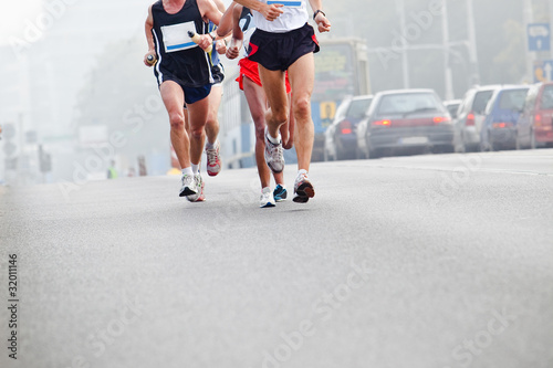 Plakat na papierze fotorealistycznym Ludzie biegający w miejskim maratonie
