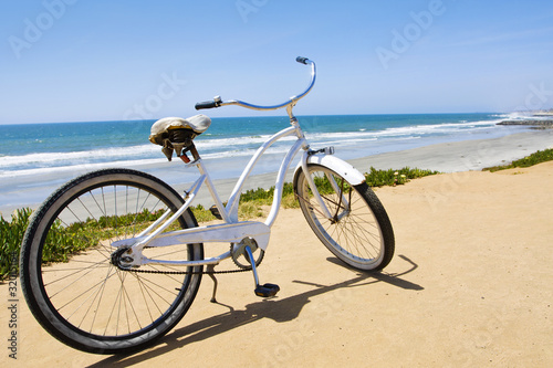 Fotoboard na płycie Vintage beach cruiser bike wzdłuż wybrzeża Kalifornii