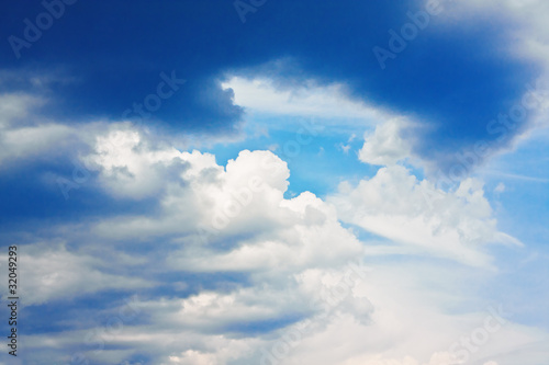 Naklejka samoprzylepna Dramatyczne błękitne niebo z chmurami cumulus