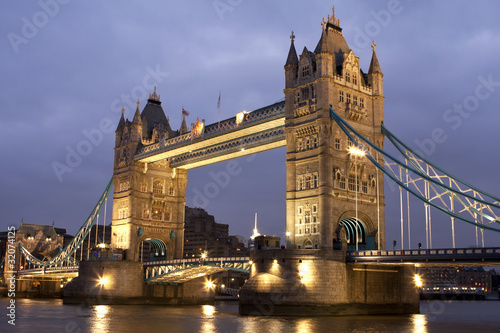 Plakat na papierze fotorealistycznym Tower Bridge w nocy, Londyn, Wielka Brytania