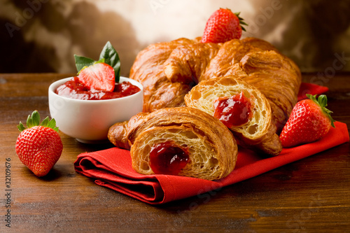 Board z aluminiowym obramowaniem Croissant nadziewany dżemem truskawkowym