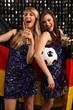 © W. Heiber Fotostudio - Zwei Frauen mit Fußball und Deutschland Fahne