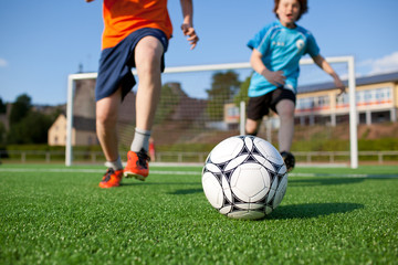 zwei jungs spielen fußball