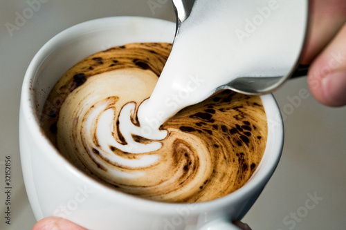 Dekoracja na wymiar  latte-art-wlac-mleko-lisc-paproci