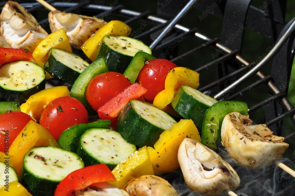 Stock-Foto „Vegetarisch Grillen: Gemüsespieße“ | Adobe Stock