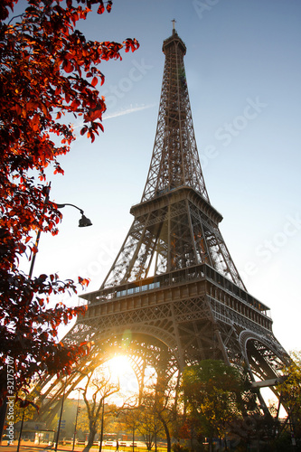 Fotoboard na płycie Wieża eifla przeciw wschodzie słońca w Paris, France