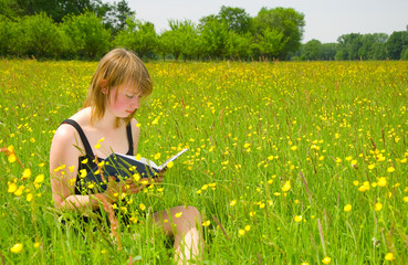 Canvas Print - Junge Frau beim lesen