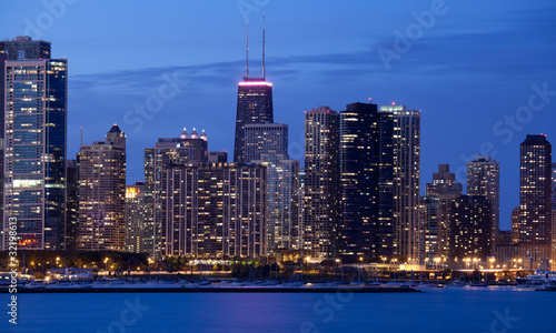 Board z aluminiowym obramowaniem Chicago w nocy
