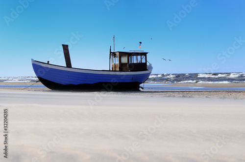 Plakat na papierze fotorealistycznym Łódź rybacka na plaży przed grzmiącym jeziorem