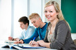 © Alexander Raths - Lerngruppe im Klassenraum