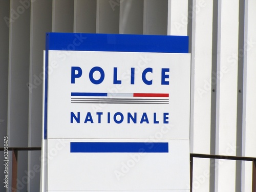 Fotografía Panneau signalant un commissariat de police