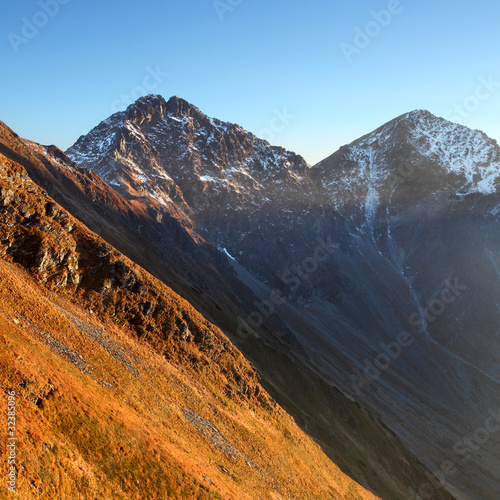 Board z aluminiowym obramowaniem Ostry szczyt Rohac o zachodzie słońca - wysokie Tatry