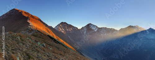 Board z aluminiowym obramowaniem Sunbeam w górskim zachodzie hight tatra. 