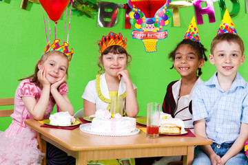 Fototapete - Friends eating  birthday cake