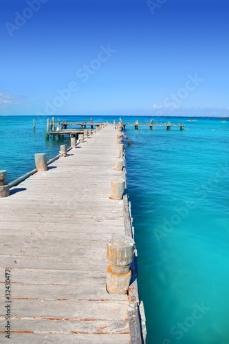 Naklejka samoprzylepna Cancun drewniane molo w tropikalnym Morzu Karaibskim