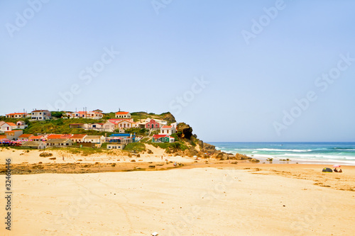 Board z aluminiowym obramowaniem Monte clerigo na Oceanie Atlantyckim w Portugalii