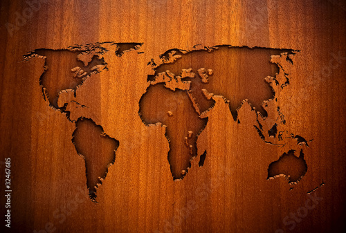 Board z aluminiowym obramowaniem Mapa świata carving na pokładzie drewna