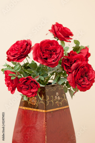 wazon-z-czerownymi-rozami